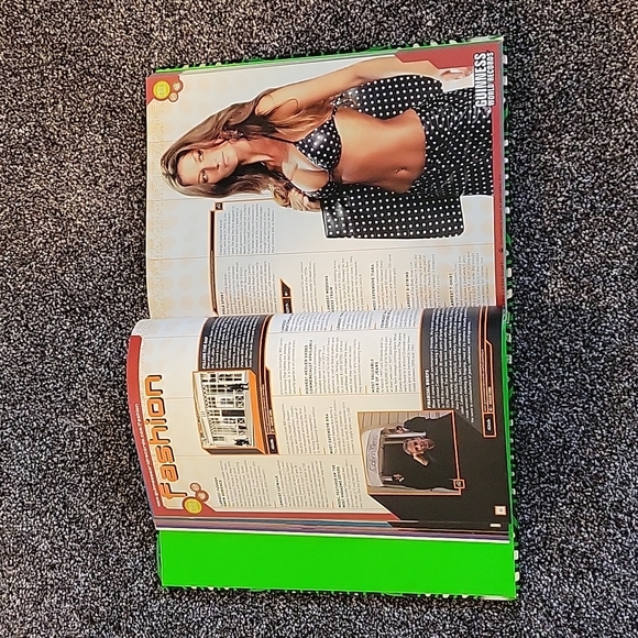Guinness World Records 2002 Hardcover Book - Picture 2 of 3
